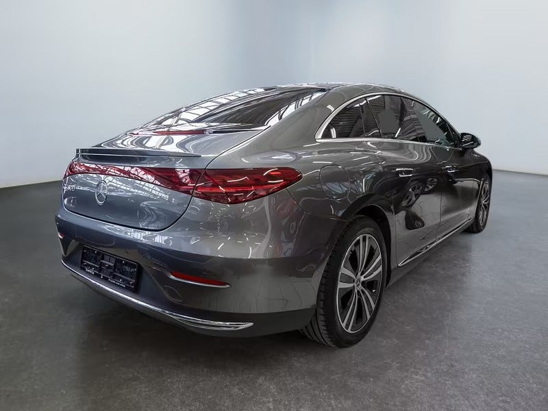 Grå Mercedes EQE300 fra 2025