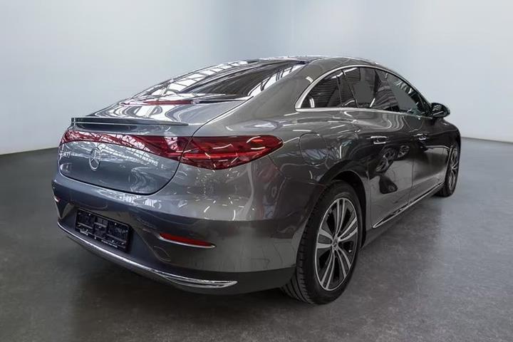 Grå Mercedes EQE300 fra 2025