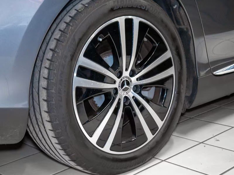 Grå Mercedes EQE300 fra 2025