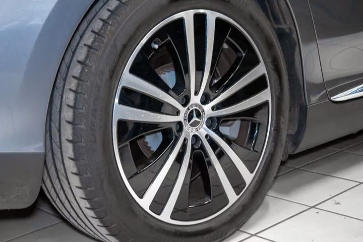Grå Mercedes EQE300 fra 2025