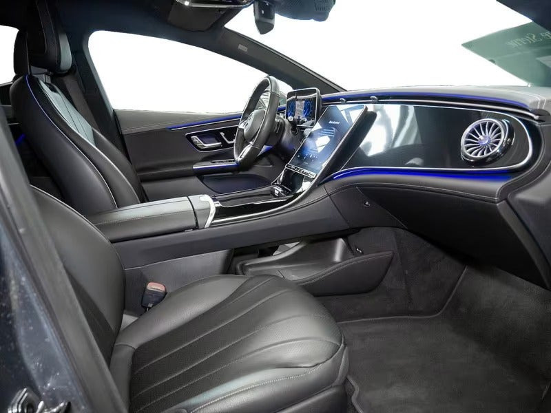 Grå Mercedes EQE300 fra 2025