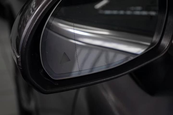 Grå Mercedes EQE300 fra 2025