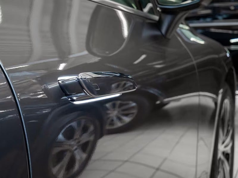 Grå Mercedes EQE300 fra 2025