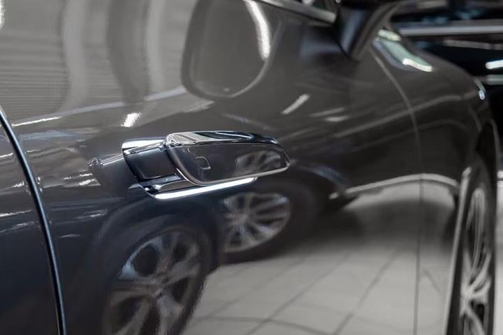 Grå Mercedes EQE300 fra 2025