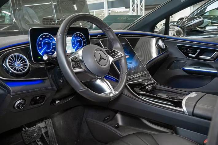 Grå Mercedes EQE300 fra 2025