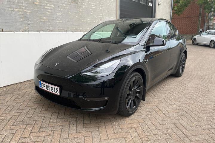 Sort Tesla Model Y fra 2024 set udefra