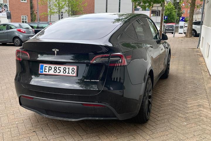 Sort Tesla Model Y fra 2024