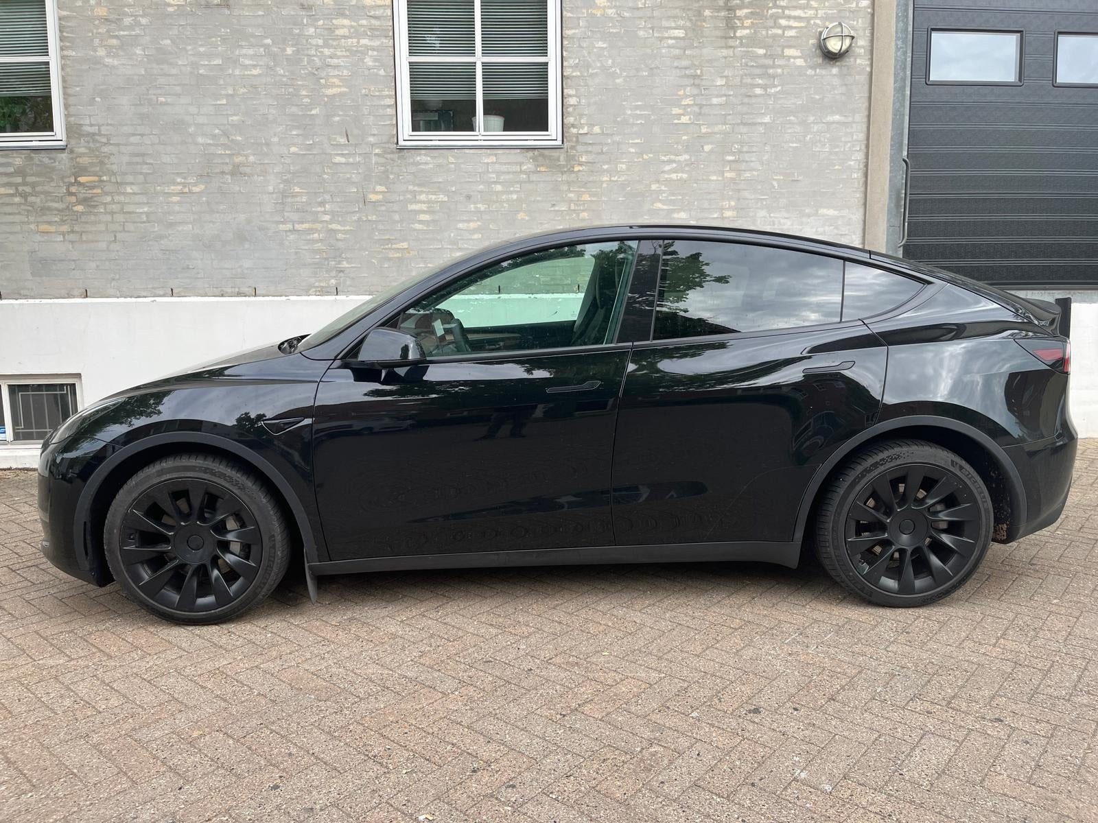 Sort Tesla Model Y fra 2024