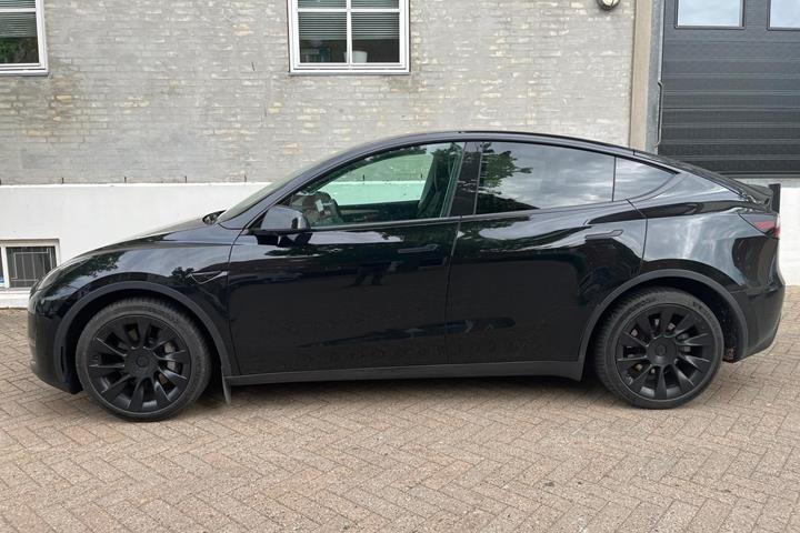 Sort Tesla Model Y fra 2024