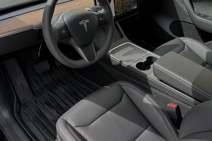 Sort Tesla Model Y fra 2024