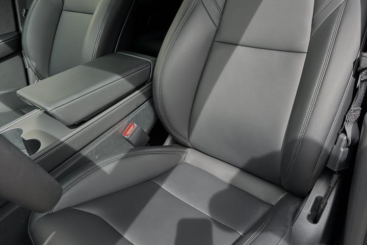 Sort Tesla Model Y fra 2024