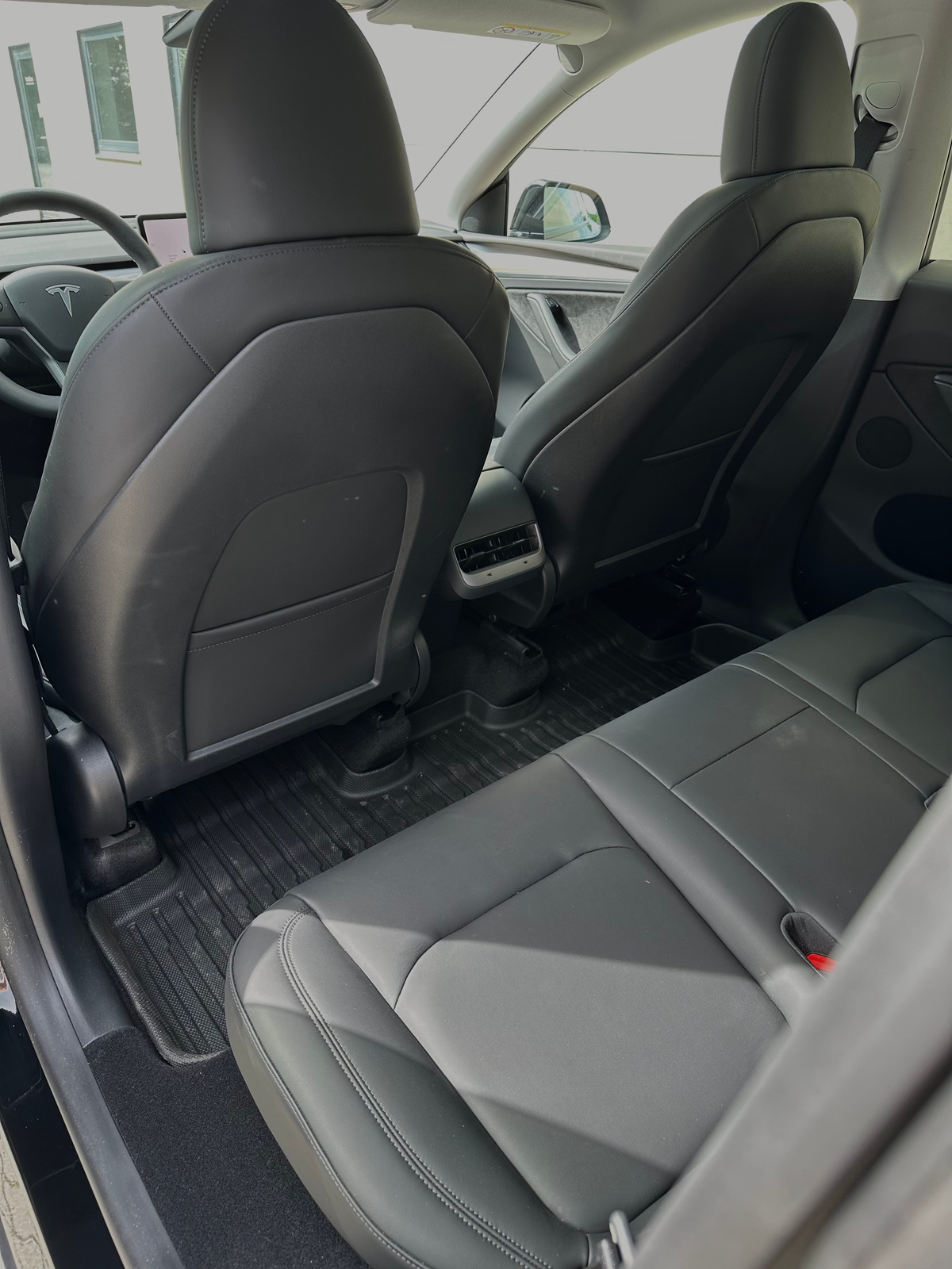Sort Tesla Model Y fra 2024
