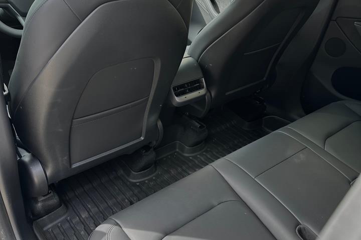 Sort Tesla Model Y fra 2024