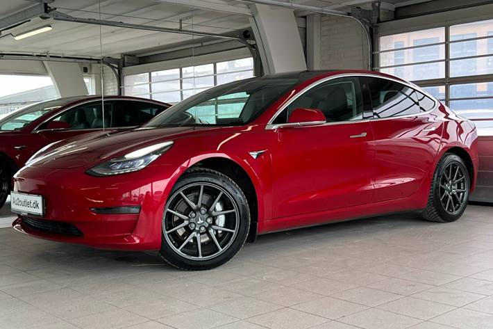 Rød Tesla Model 3 fra 2019