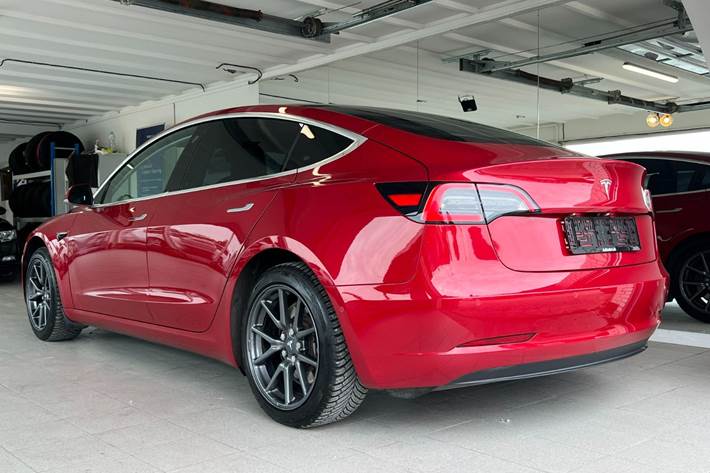 Rød Tesla Model 3 fra 2019