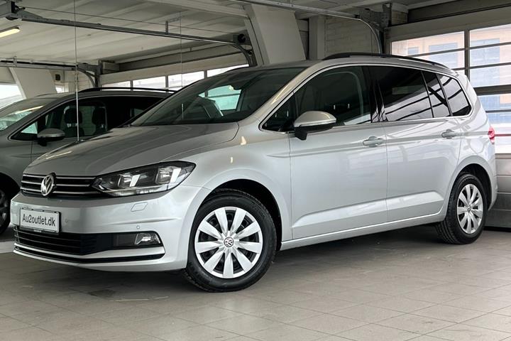 Sølv VW Touran fra 2018