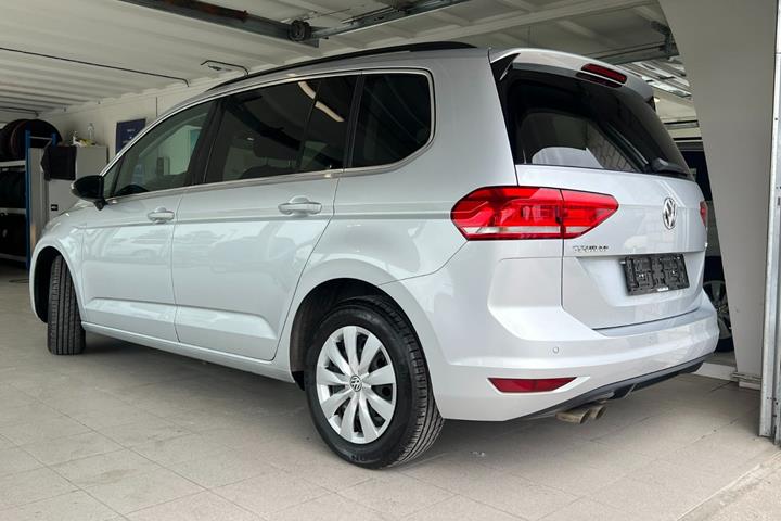 Sølv VW Touran fra 2018