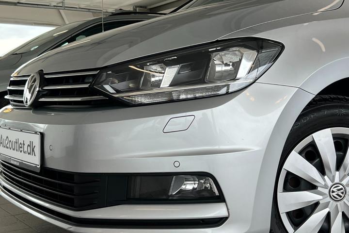 Sølv VW Touran fra 2018