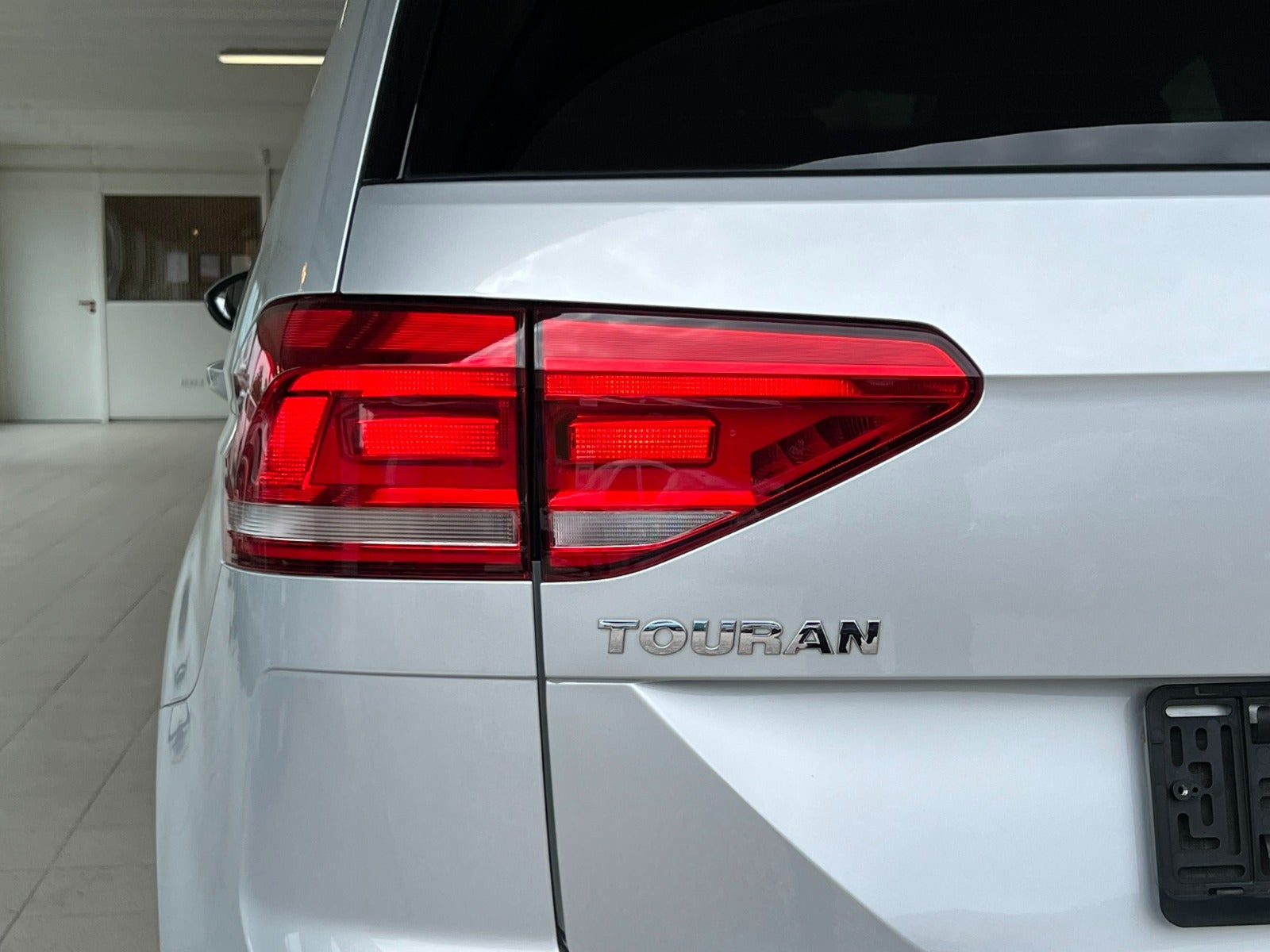 Sølv VW Touran fra 2018