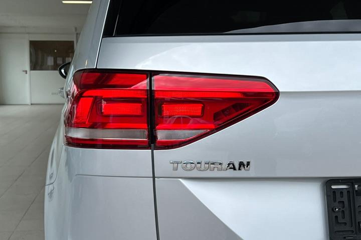Sølv VW Touran fra 2018