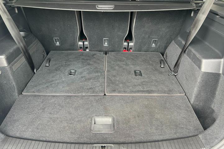 Sølv VW Touran fra 2018