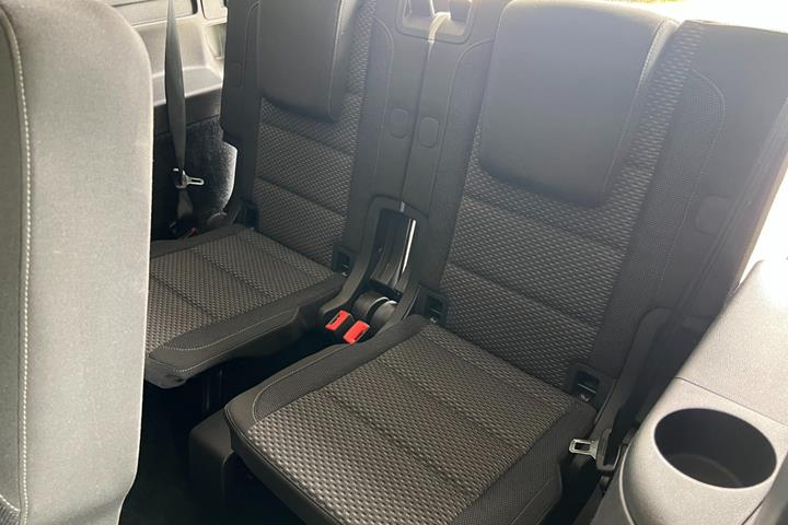 Sølv VW Touran fra 2018