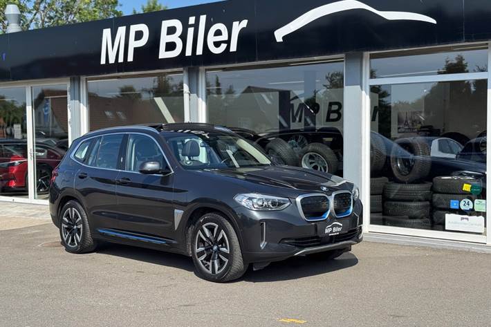 Grå BMW iX3 fra 2022 set udefra