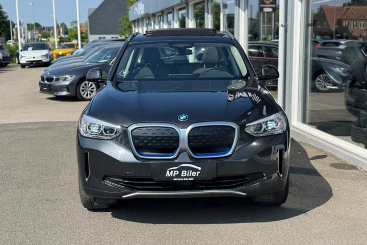Grå BMW iX3 fra 2022
