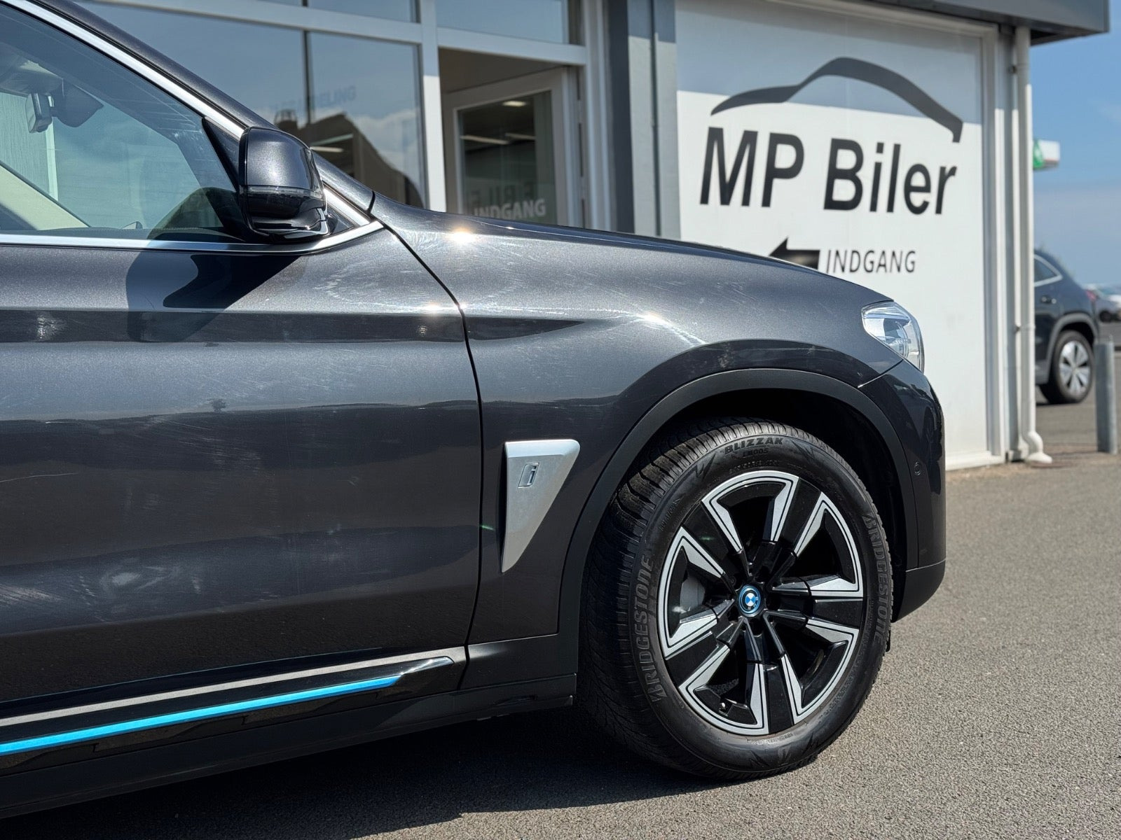 Grå BMW iX3 fra 2022