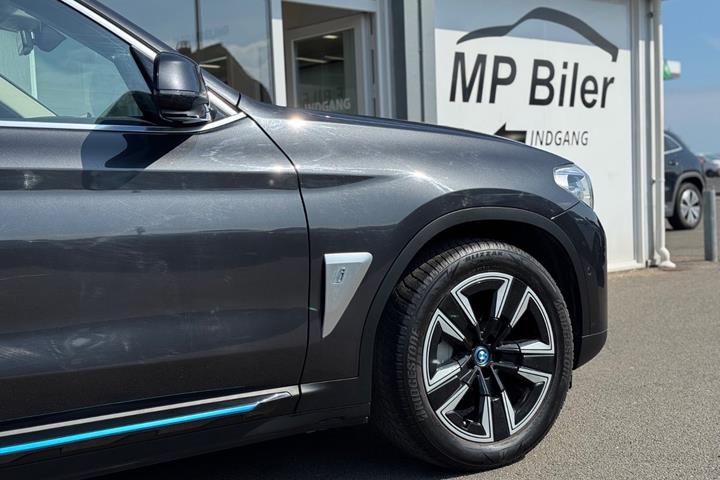 Grå BMW iX3 fra 2022