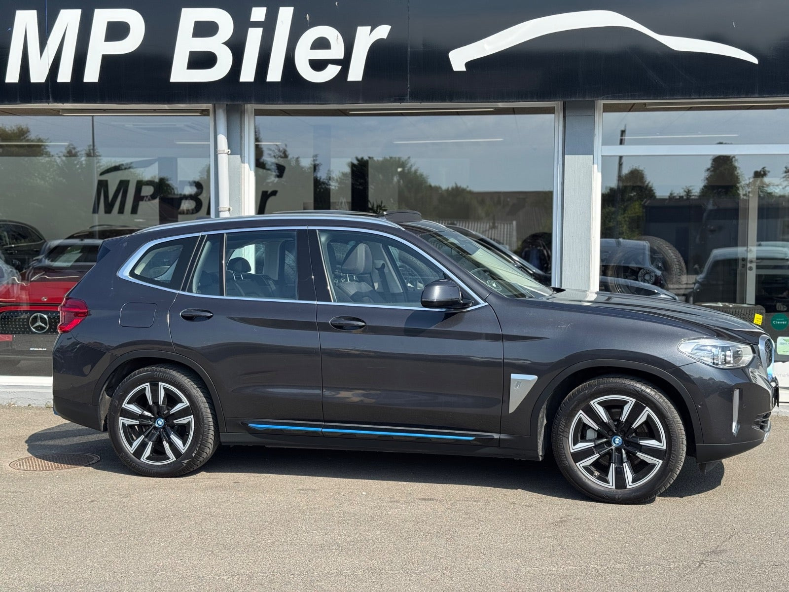 Grå BMW iX3 fra 2022