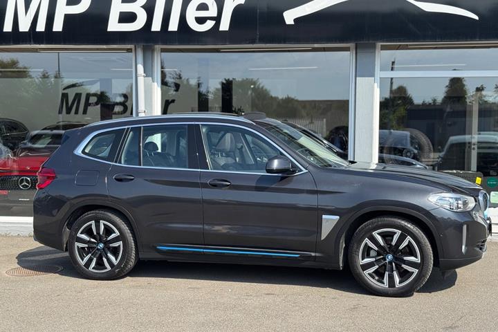 Grå BMW iX3 fra 2022