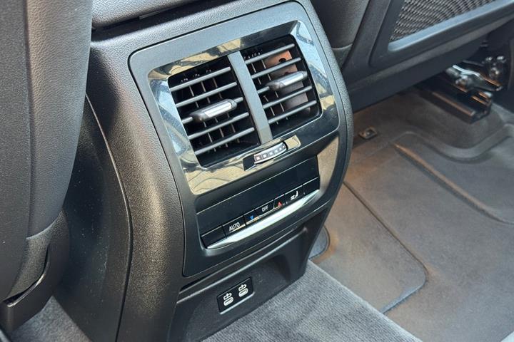Grå BMW iX3 fra 2022