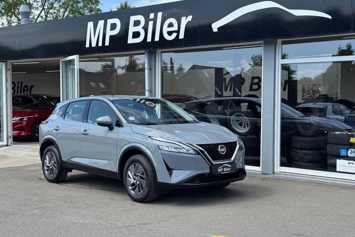 Grå Nissan Qashqai fra 2021 set udefra
