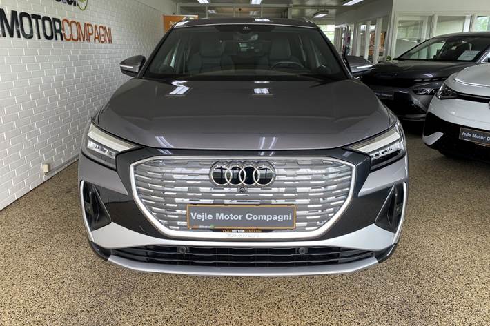 Grå Audi Q4 e-tron fra 2025