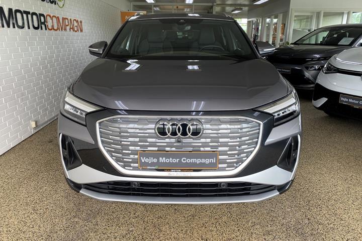 Grå Audi Q4 e-tron fra 2025