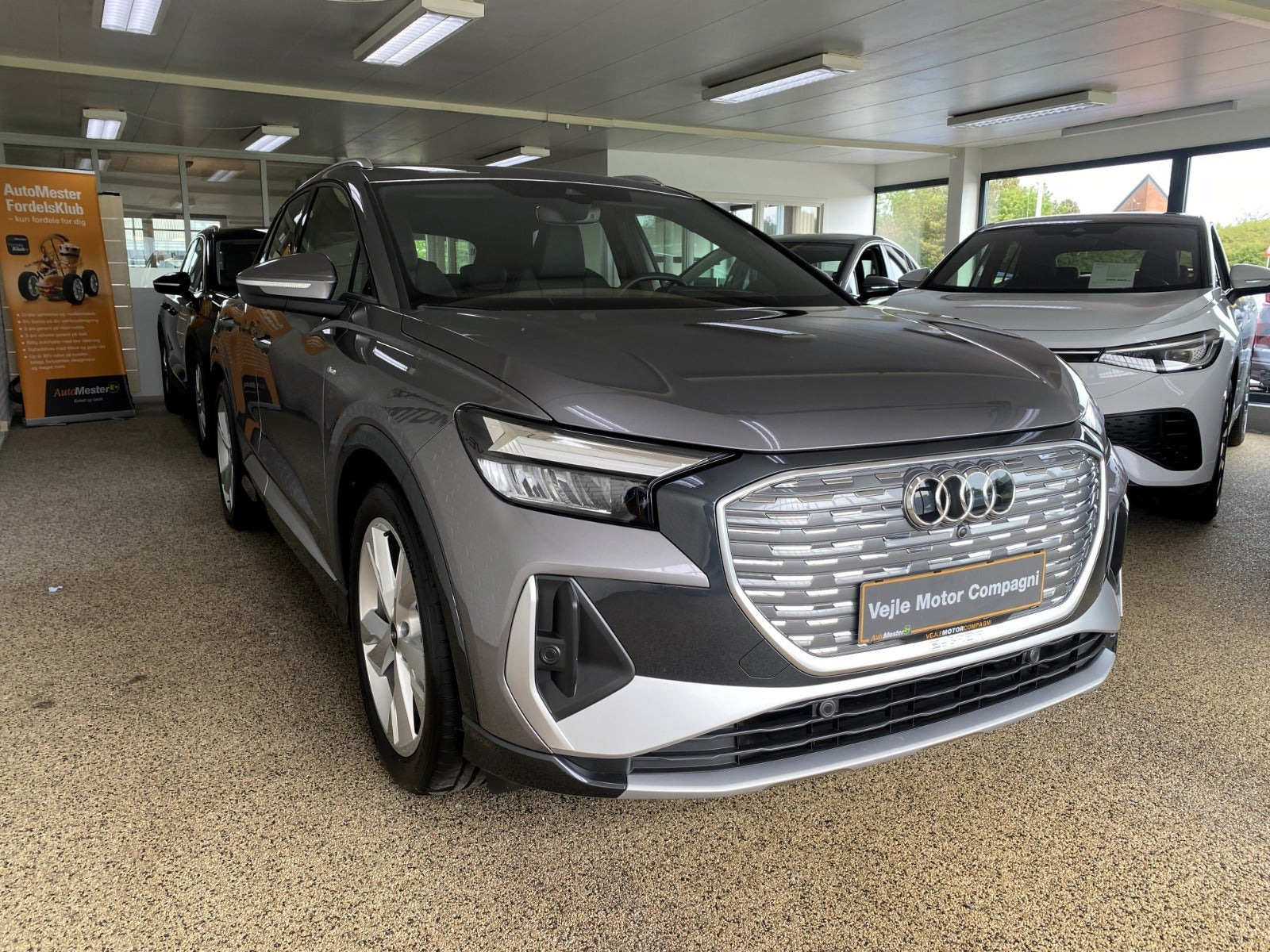 Grå Audi Q4 e-tron fra 2025
