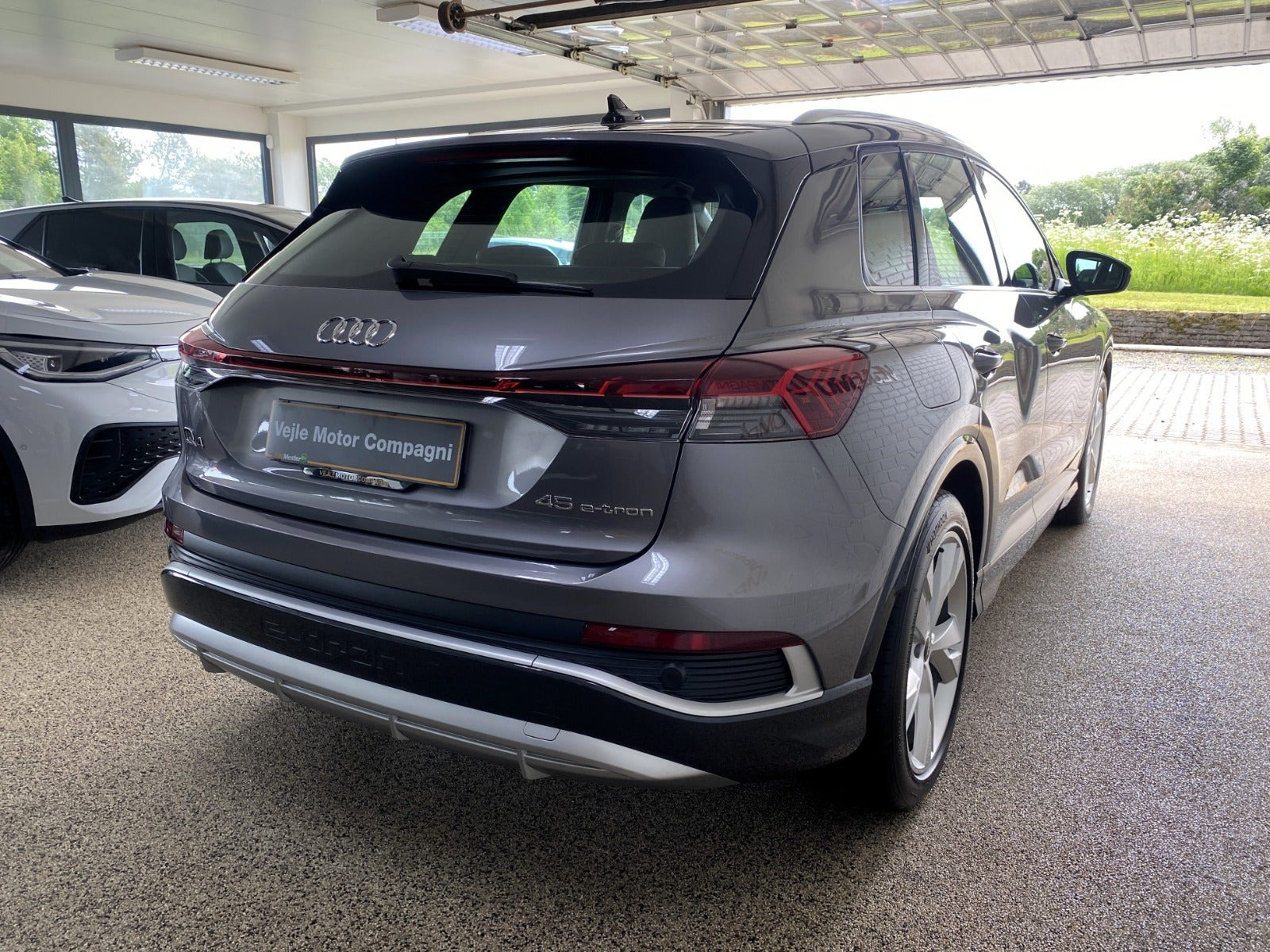 Grå Audi Q4 e-tron fra 2025