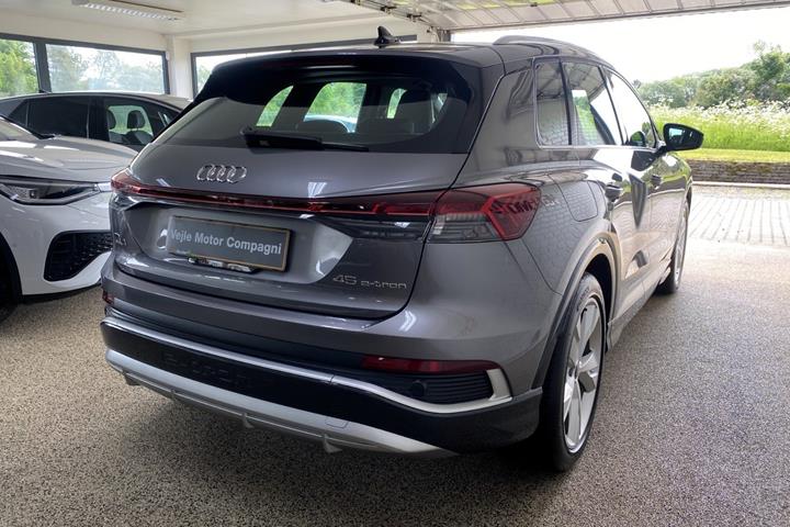 Grå Audi Q4 e-tron fra 2025