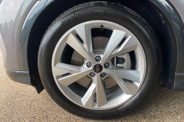 Grå Audi Q4 e-tron fra 2025