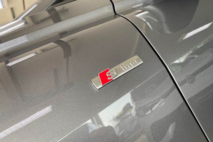 Grå Audi Q4 e-tron fra 2025
