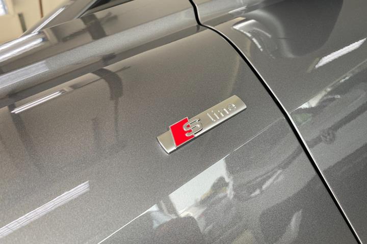 Grå Audi Q4 e-tron fra 2025