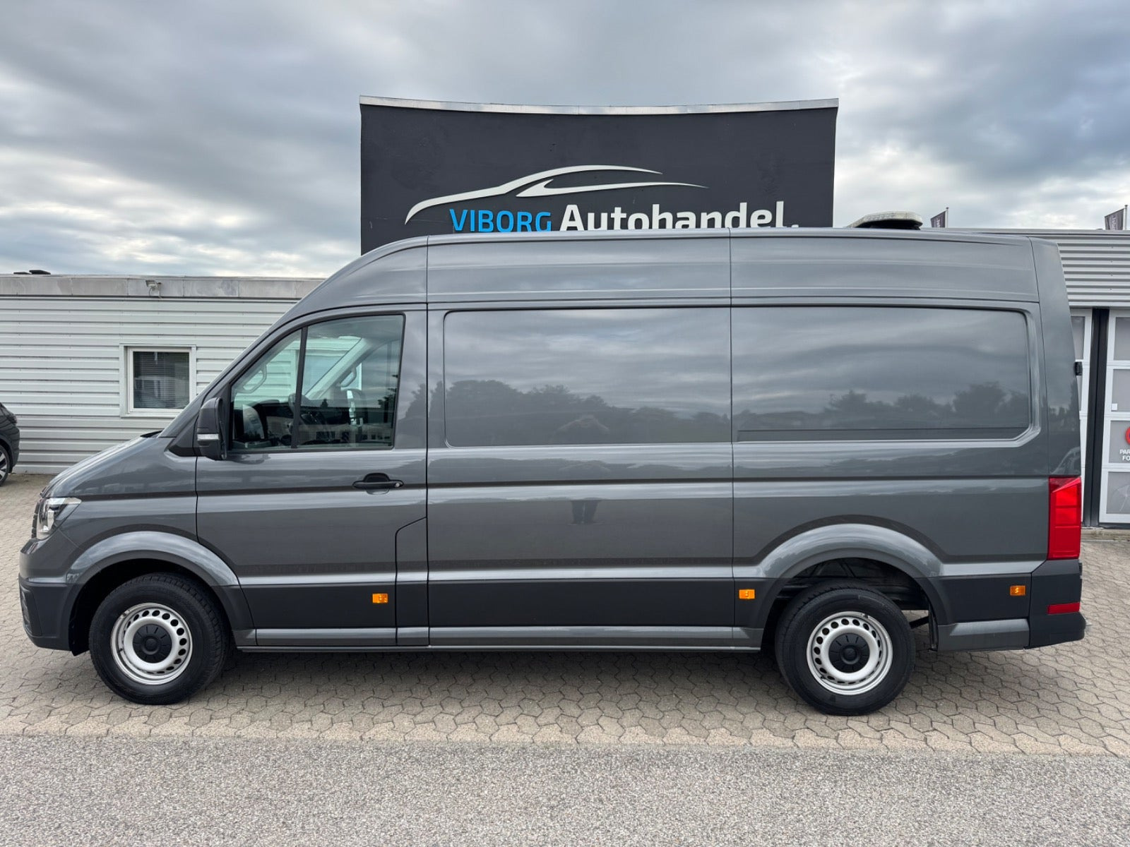 Grå VW Crafter 35 fra 2021