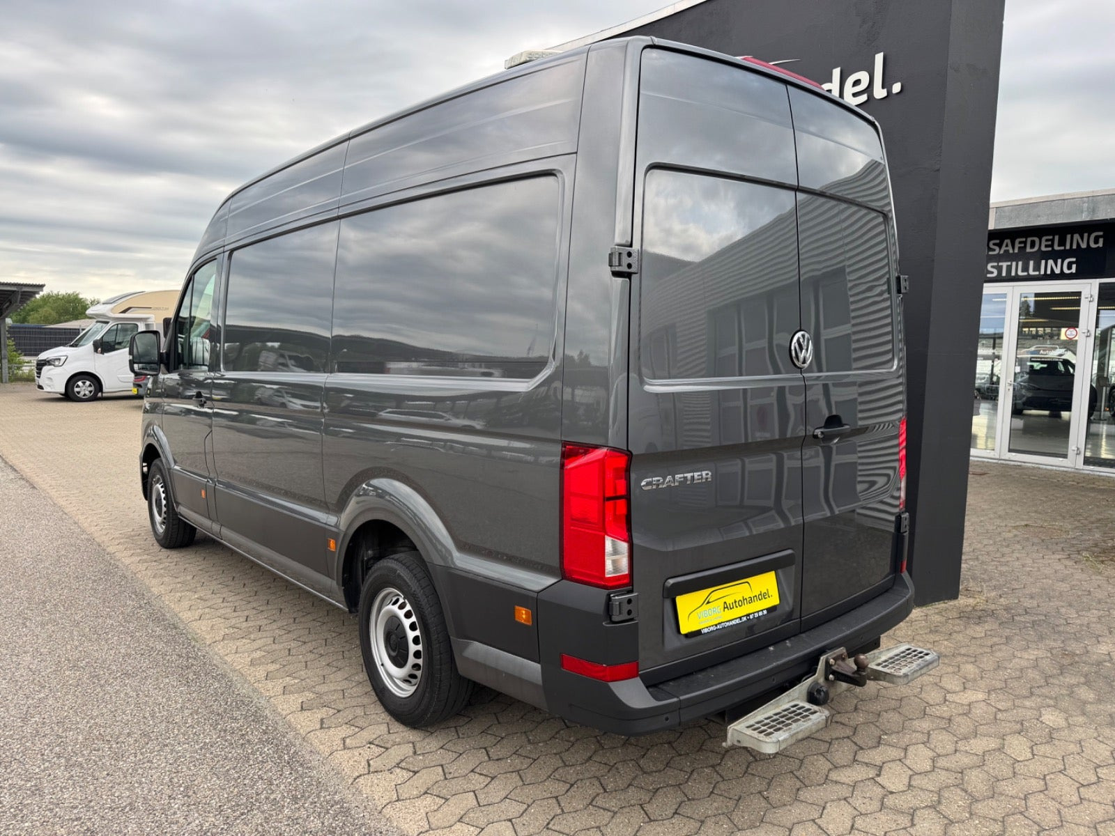 Grå VW Crafter 35 fra 2021