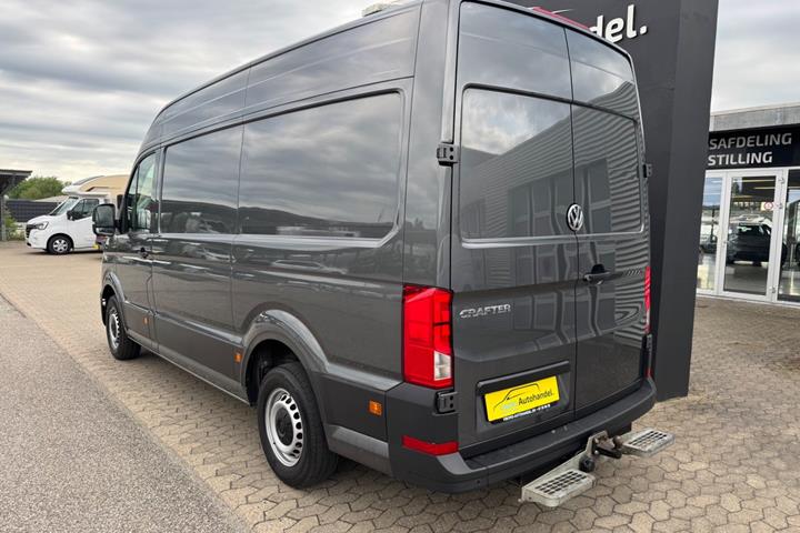 Grå VW Crafter 35 fra 2021
