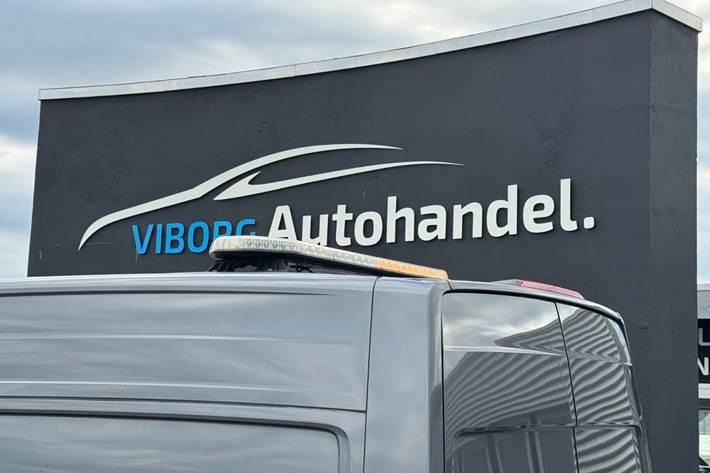 Grå VW Crafter 35 fra 2021