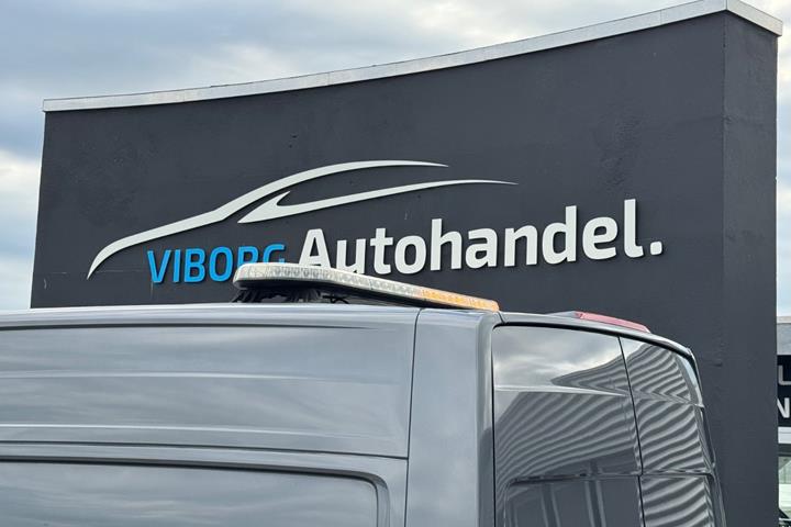 Grå VW Crafter 35 fra 2021
