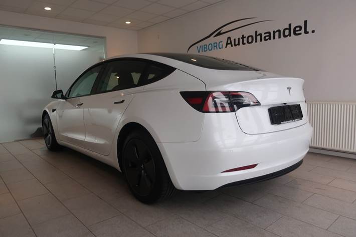 Hvid Tesla Model 3 fra 2022