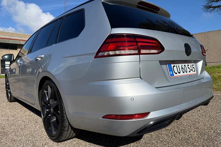 Grå VW Golf VII fra 2019
