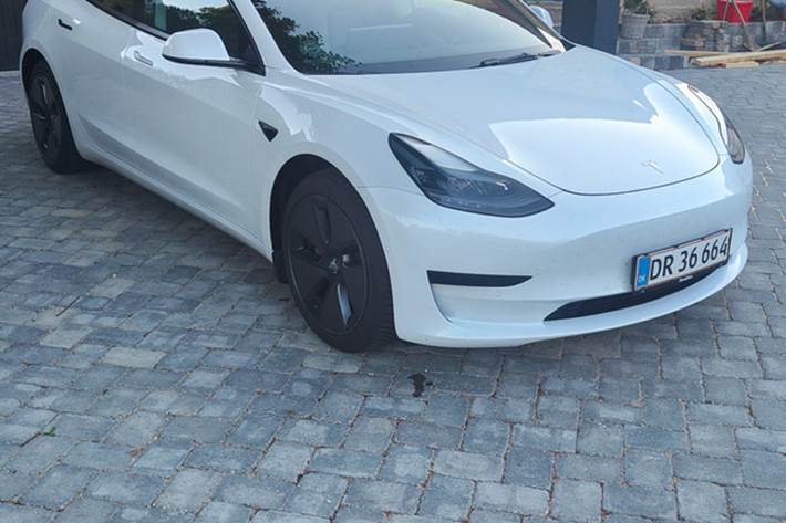Hvid Tesla Model 3 fra 2021